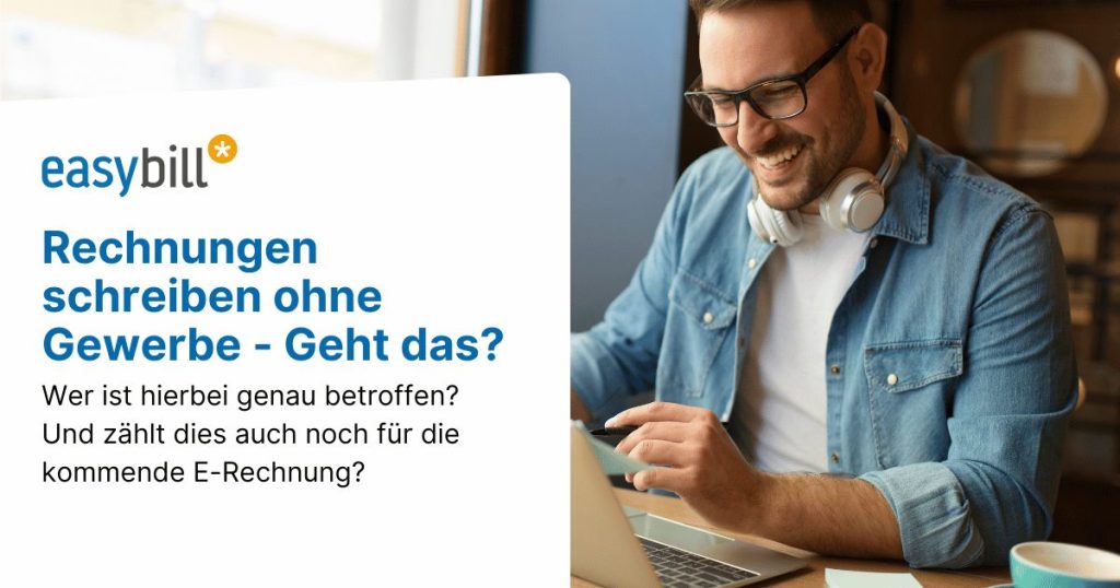 Mann mit blauem Hemd sitzt lächelnd vor seinem Computer