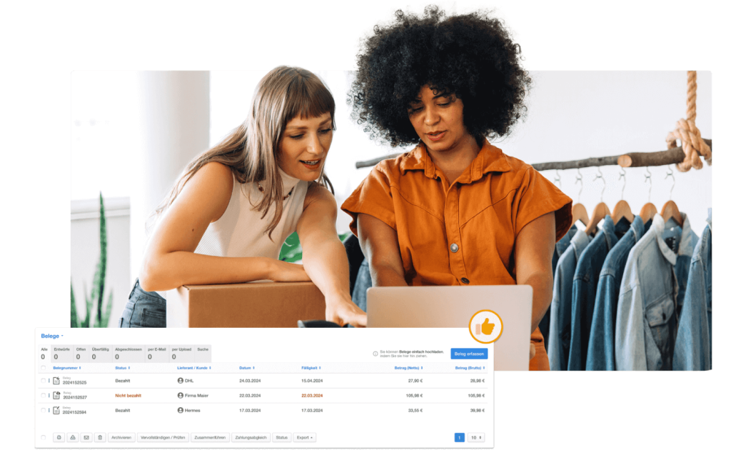 Zwei Frauen schauen gemeinsam auf einen Laptopbildschirm, umgeben von Kleidung. Unten im Bild ist eine Benutzeroberfläche zur Belegverwaltung in easybill zu sehen, die verschiedene Beleginformationen und Status anzeigt.