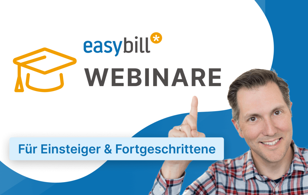 Banner für Easybill-Webinare mit einer Illustration eines gelben Doktorhuts und dem Text ‘Webinare’ in großen Buchstaben. Darunter ein blauer Streifen mit der Aufschrift ‘Für Einsteiger & Fortgeschrittene’. Ein lächelnder Mann zeigt auf den Text