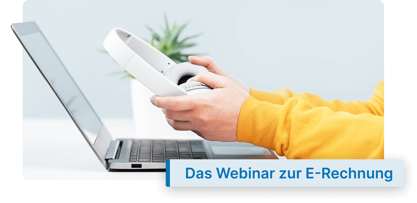 Person in gelbem Pullover hält Kopfhörer vor einem Laptop, mit Text “Das Webinar zur E-Rechnung” im Vordergrund.