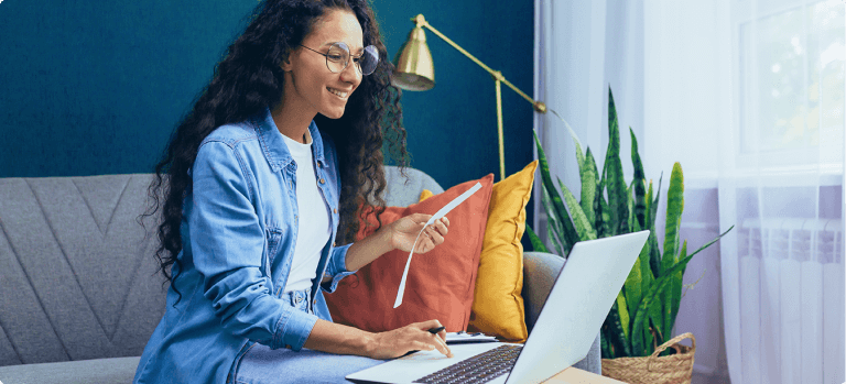 Frau verwendet Laptop zur digitalen Belegerfassung