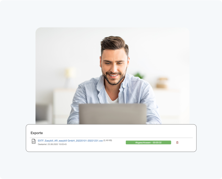 Ein Mann arbeitet am Laptop mit easybill, während ein CSV-Dateiexport für den Steuerberater angezeigt wird, inklusive Dateiname, Exportstatus und Abschlusszeit.