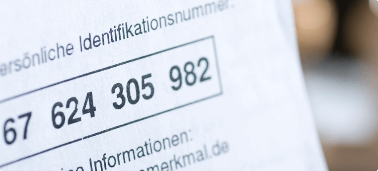 Nahaufnahme einer persönlichen Identifikationsnummer auf einem Dokument. Die Nummer ist deutlich hervorgehoben und zeigt einen Ausschnitt eines typischen offiziellen Dokuments mit einer Identifikationsnummer.